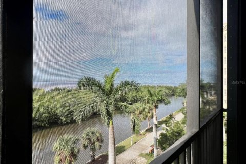 Condo in Punta Gorda, Florida, 2 bedrooms  № 753721 - photo 7