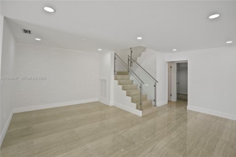 House in Miami, Florida 3 bedrooms, 187.85 sq.m. № 1998816 - photo 14