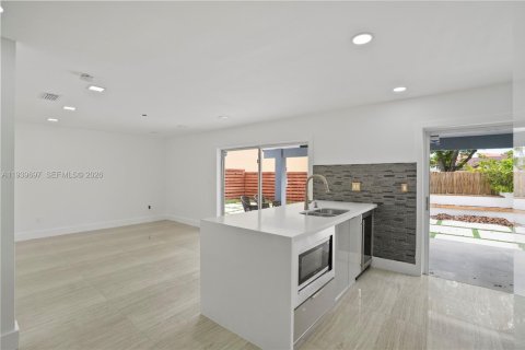 House in Miami, Florida 3 bedrooms, 187.85 sq.m. № 1998816 - photo 7
