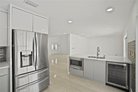 House in Miami, Florida 3 bedrooms, 187.85 sq.m. № 1998816 - photo 12