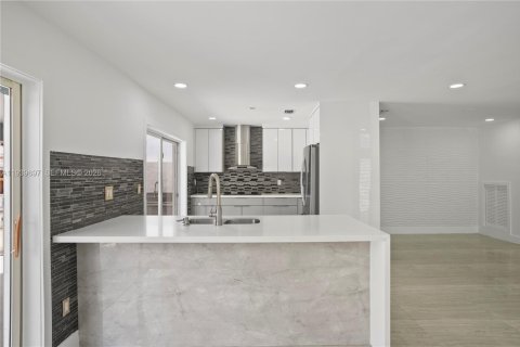 House in Miami, Florida 3 bedrooms, 187.85 sq.m. № 1998816 - photo 10