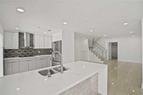 House in Miami, Florida 3 bedrooms, 187.85 sq.m. № 1998816 - photo 11