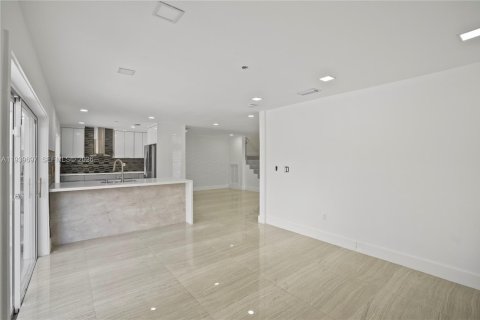 House in Miami, Florida 3 bedrooms, 187.85 sq.m. № 1998816 - photo 9