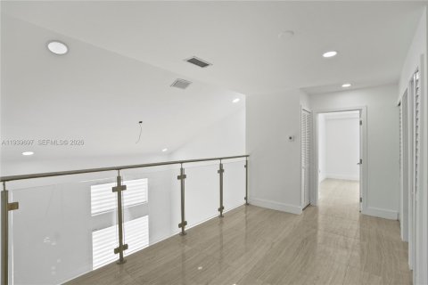 House in Miami, Florida 3 bedrooms, 187.85 sq.m. № 1998816 - photo 22