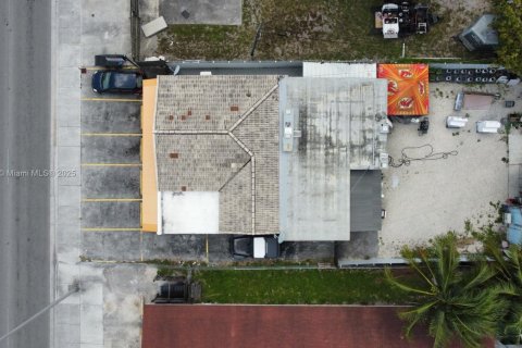 Propiedad comercial en venta en Hialeah, Florida № 1792434 - foto 1