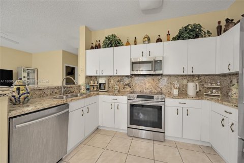 House in Margate, Florida 4 bedrooms, 206.8 sq.m. № 1678602 - photo 13