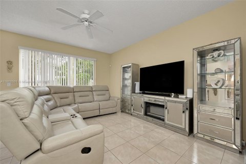 House in Margate, Florida 4 bedrooms, 206.8 sq.m. № 1678602 - photo 16