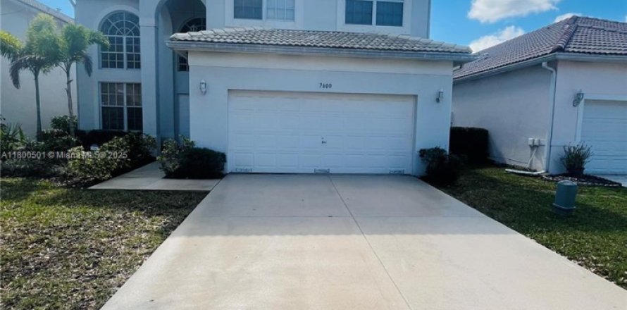 House in Margate, Florida 4 bedrooms, 206.8 sq.m. № 1678602
