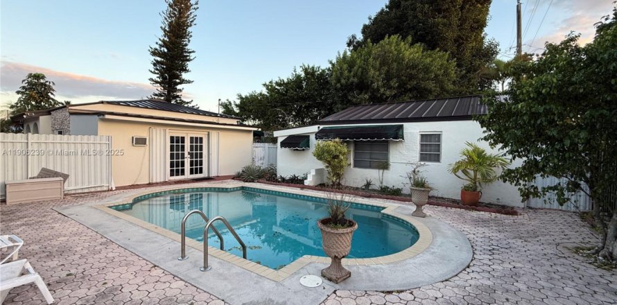 Дом в Майами, Флорида 4 спальни, 174.01м2 № 1956708