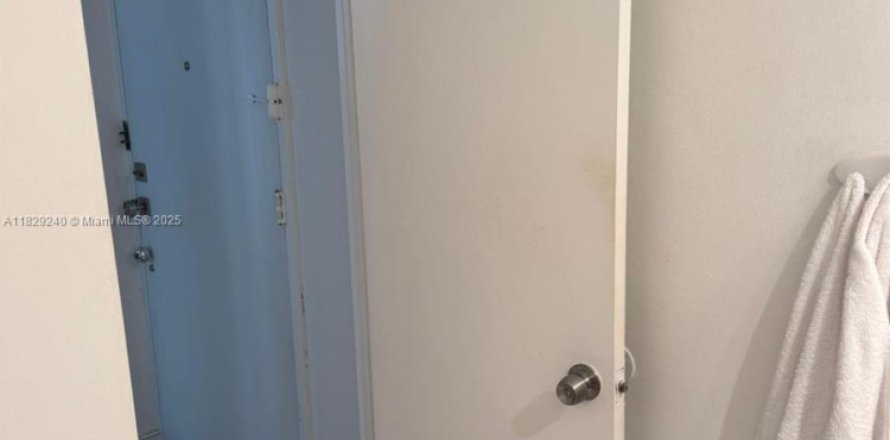 Condo in Sunny Isles Beach, Florida, 1 bedroom № 1937048