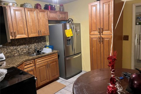 House in Miramar, Florida 4 bedrooms, 123.28 sq.m. № 1874624 - photo 1