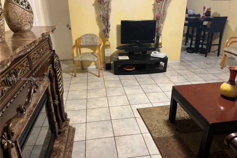 House in Miramar, Florida 4 bedrooms, 123.28 sq.m. № 1874624 - photo 11