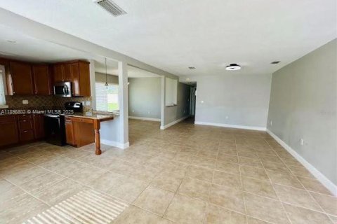 House in Punta Gorda, Florida 2 bedrooms № 2052800 - photo 3