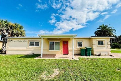 House in Punta Gorda, Florida 2 bedrooms № 2052800 - photo 2