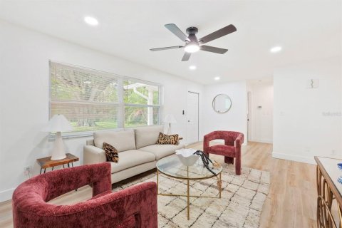 House in Seminole, Florida 4 bedrooms, 169.83 sq.m. № 1829787 - photo 12