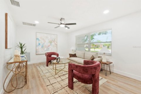 House in Seminole, Florida 4 bedrooms, 169.83 sq.m. № 1829787 - photo 7