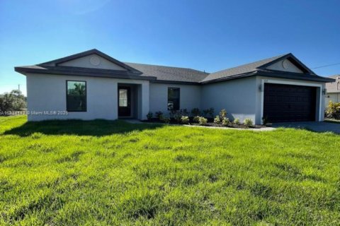 House in Fort Myers, Florida 3 bedrooms, 135.73 sq.m. № 2076072