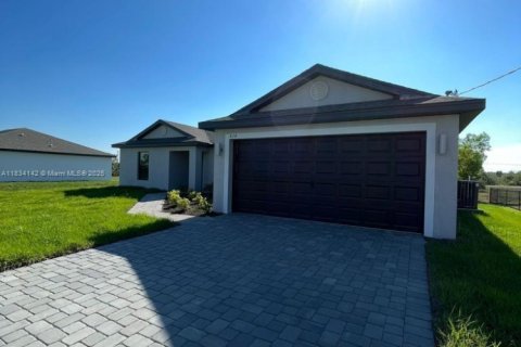House in Fort Myers, Florida 3 bedrooms, 135.73 sq.m. № 2076072 - photo 2