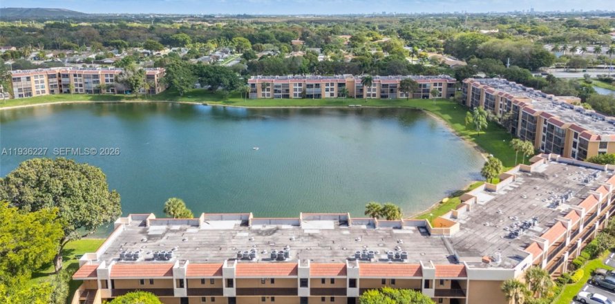 Кондоминиум с 2 спальнями в Маргит, Флорида № 1997508