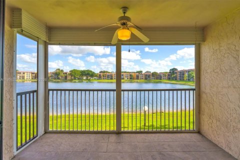 Купить кондоминиум в Маргит, Флорида 2 спальни, 101.26м2, № 1997508 - фото 23