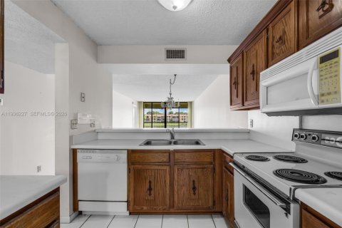 Купить кондоминиум в Маргит, Флорида 2 спальни, 101.26м2, № 1997508 - фото 7