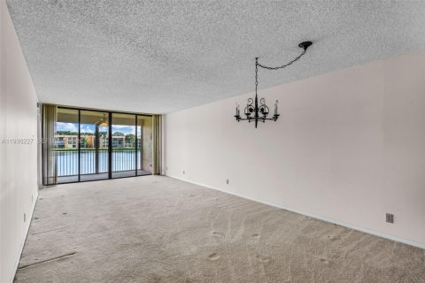 Купить кондоминиум в Маргит, Флорида 2 спальни, 101.26м2, № 1997508 - фото 9