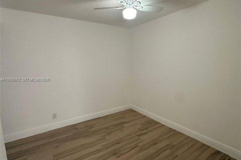 Снять в аренду виллу или дом в Халландейл-Бич, Флорида 2 спальни, 98.85м2, № 2040230 - фото 2