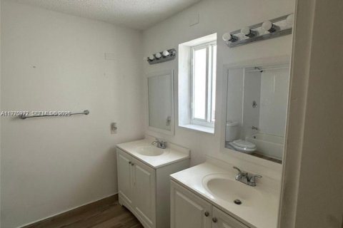 Снять в аренду виллу или дом в Халландейл-Бич, Флорида 2 спальни, 98.85м2, № 2040230 - фото 4