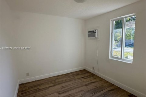 Снять в аренду виллу или дом в Халландейл-Бич, Флорида 2 спальни, 98.85м2, № 2040230 - фото 3