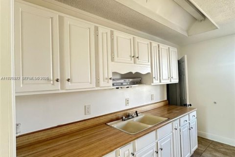 Дом в Халландейл-Бич, Флорида 2 спальни, 98.85м2 № 2040230