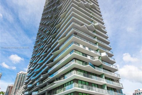 Condominio en alquiler en Miami, Florida, 2 dormitorios, 107.3 m2 № 1937944 - foto 1
