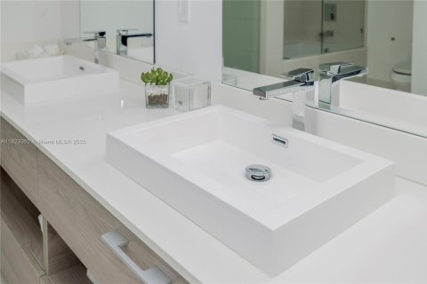 Condominio en alquiler en Miami, Florida, 2 dormitorios, 107.3 m2 № 1937944 - foto 23