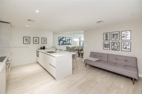 Condo in Miami, Florida, 2 bedrooms  № 1937944 - photo 3