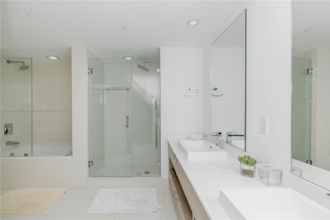 Condo in Miami, Florida, 2 bedrooms  № 1937944 - photo 24