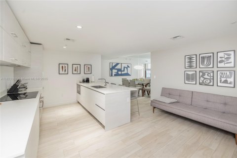 Condominio en alquiler en Miami, Florida, 2 dormitorios, 107.3 m2 № 1937944 - foto 4