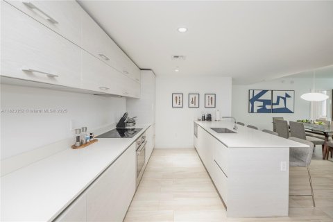 Condominio en alquiler en Miami, Florida, 2 dormitorios, 107.3 m2 № 1937944 - foto 5