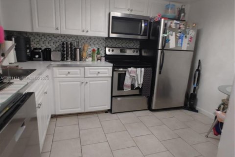 Condo in Miami, Florida, 1 bedroom № 1989618 - photo 27