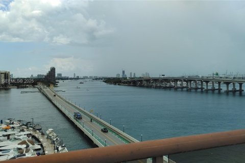 Condo in Miami, Florida, 1 bedroom № 1989618 - photo 5