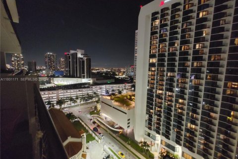 Condo in Miami, Florida, 1 bedroom № 1989618 - photo 9