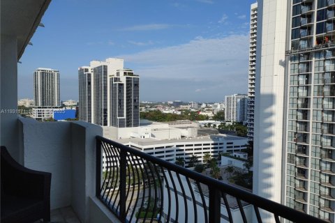 Condo in Miami, Florida, 1 bedroom № 1989618 - photo 2
