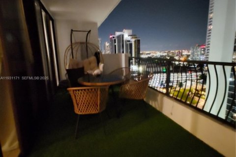 Condo in Miami, Florida, 1 bedroom № 1989618 - photo 6