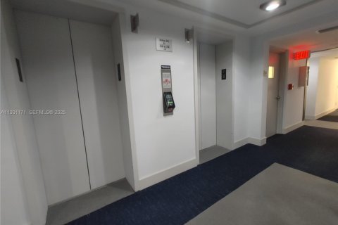 Condo in Miami, Florida, 1 bedroom № 1989618 - photo 23