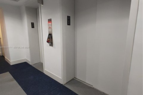 Condo in Miami, Florida, 1 bedroom № 1989618 - photo 25