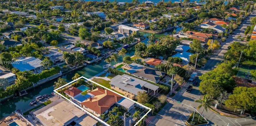 Villa ou maison à Miami Beach, Floride 4 chambres, 183.76 m2 № 2007255