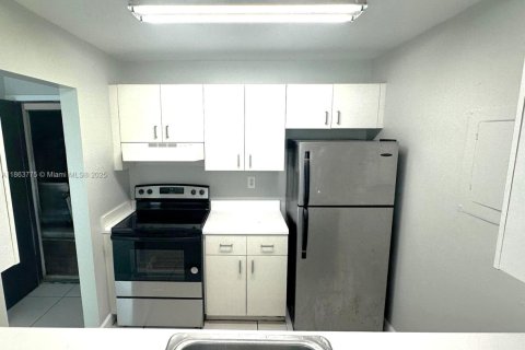Снять в аренду кондоминиум в Майами, Флорида 2 спальни, 77.2м2, № 1891710 - фото 6