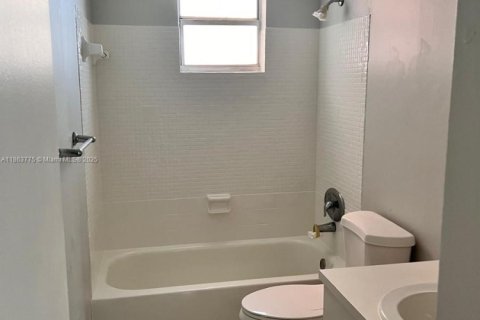 Снять в аренду кондоминиум в Майами, Флорида 2 спальни, 77.2м2, № 1891710 - фото 13