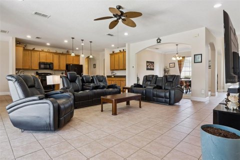 House in Orlando, Florida 5 bedrooms, 322.19 sq.m. № 2321516 - photo 17