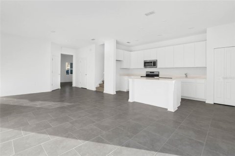 Townhouse in Davenport, Florida 3 bedrooms, 157.93 sq.m. № 2348180 - photo 6