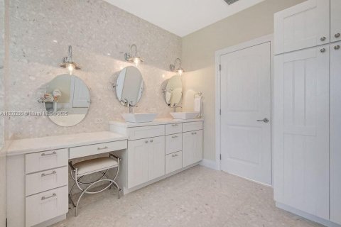 House in Islamorada, Village of Islands, Florida 8 bedrooms, 500.93 sq.m. № 1864591 - photo 23