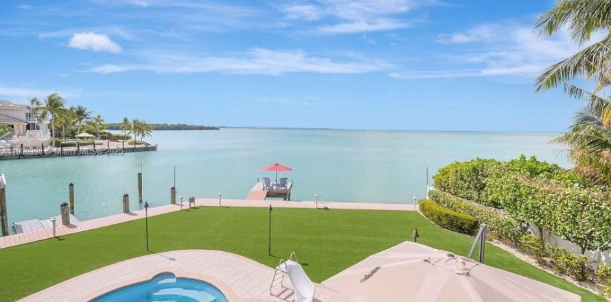 House in Islamorada, Village of Islands, Florida 8 bedrooms, 500.93 sq.m. № 1864591
